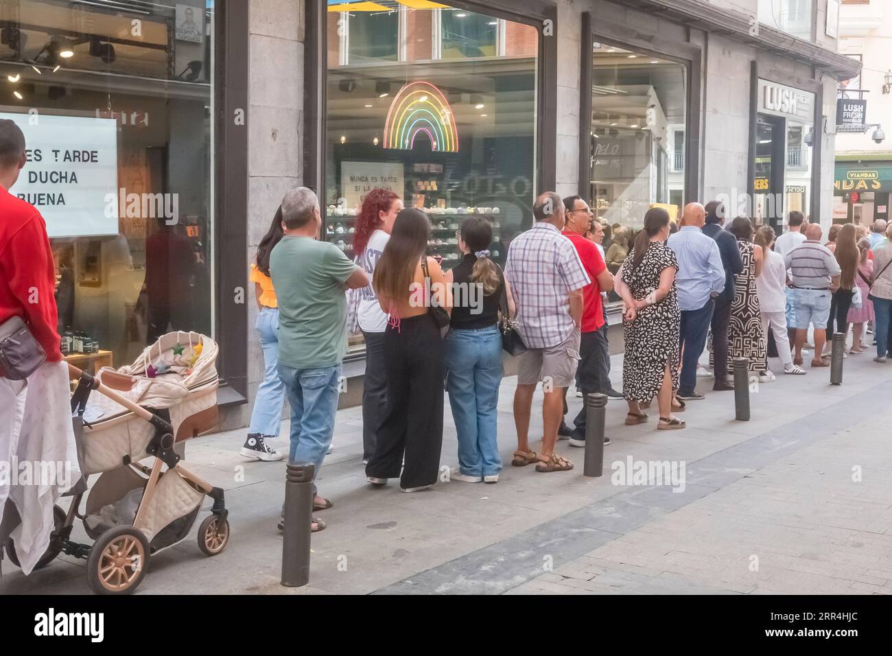 Une longue file d'attente devant le bureau de l'agence de loto Dona Manolita attendant d'acheter des billets pour la loterie espagnole de Noël, El Gordo, Madrid Espagne. Banque D'Images