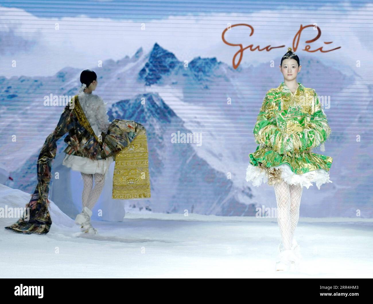 201205 -- JINAN, 5 décembre 2020 -- des mannequins présentent des créations du designer chinois Guo Pei à Jinan, dans la province du Shandong de l est de la Chine, le 5 décembre 2020. CHINE-SHANDONG-JINAN-DÉFILÉ DE MODE-GUO PEI CN CHENXJIANLI PUBLICATIONXNOTXINXCHN Banque D'Images