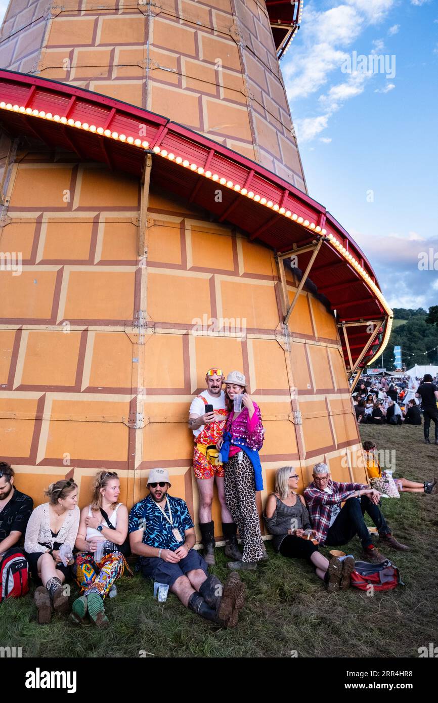 Les amis des gens se détendent dans la zone de foire au Green Man Festival, Brecon, pays de Galles, Royaume-Uni, 2023. Photo : Rob Watkins Banque D'Images