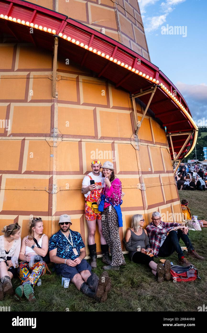 Les amis des gens se détendent dans la zone de foire au Green Man Festival, Brecon, pays de Galles, Royaume-Uni, 2023. Photo : Rob Watkins Banque D'Images