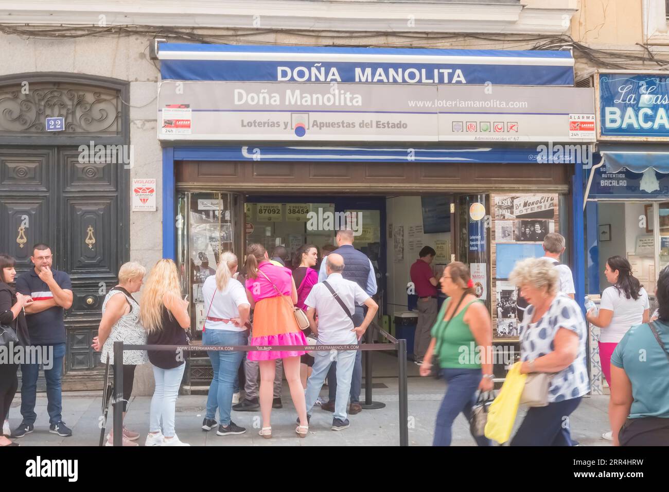 Une longue file d'attente devant le bureau de l'agence de loto Dona Manolita attendant d'acheter des billets pour la loterie espagnole de Noël, El Gordo, Madrid Espagne. Banque D'Images