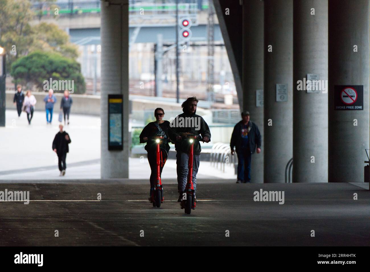 Les conducteurs de scooter électrique en ville font la navette et voyagent sur des voies partagées à Melbourne, en Australie. Banque D'Images