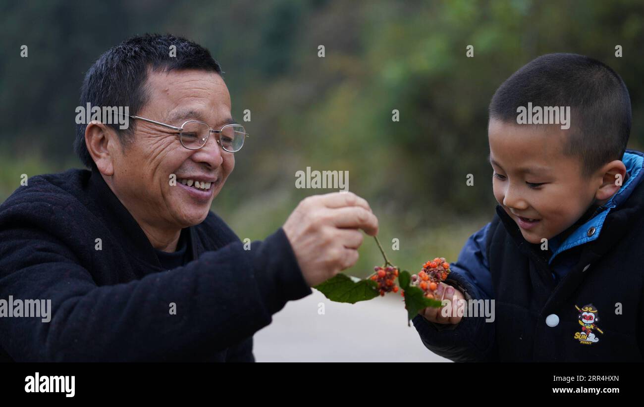 201206 LICHUAN, 6 décembre 2020 Jiang Guonan L parle d'un fruit