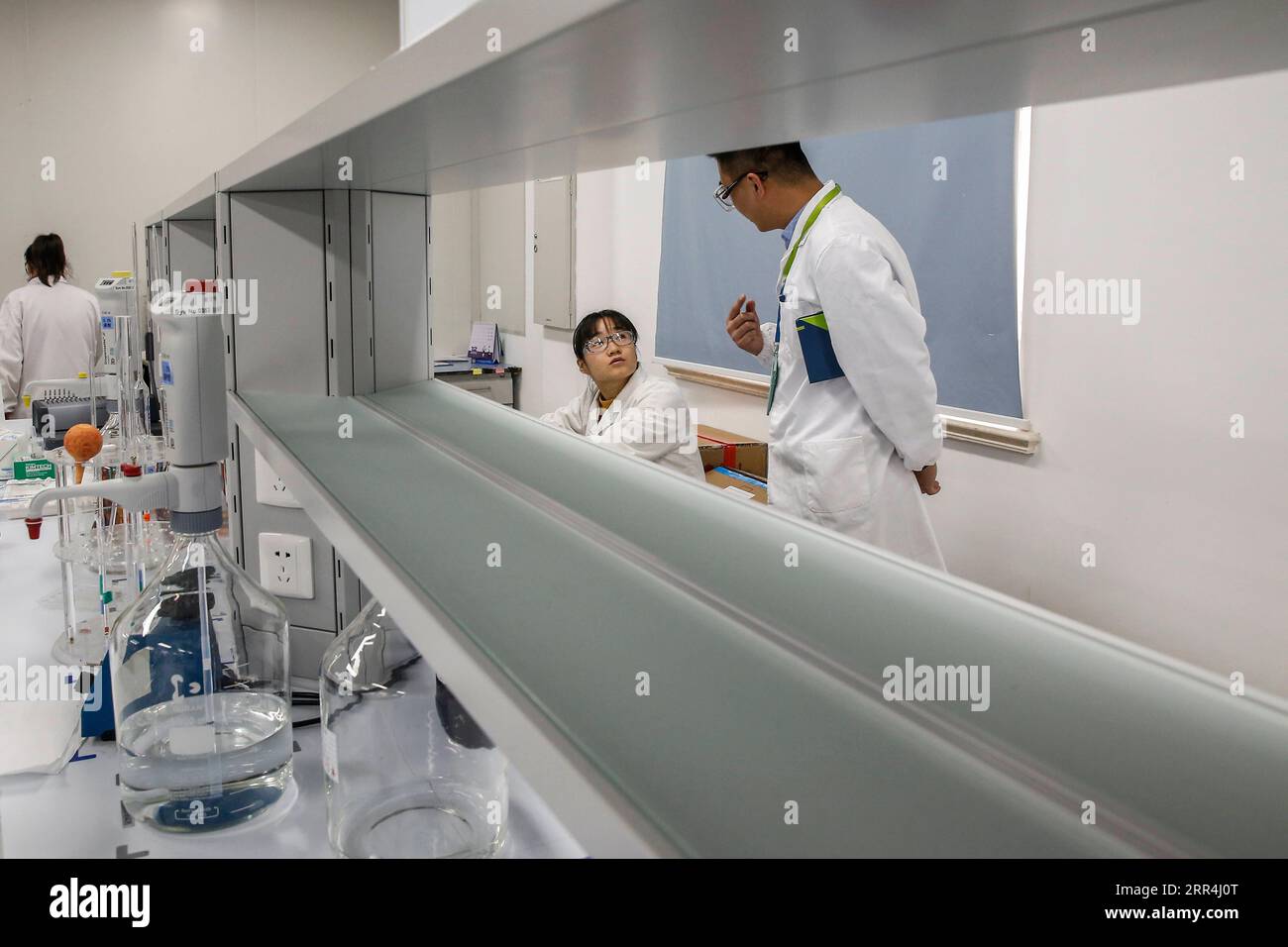 201206 -- QIDONG, 6 décembre 2020 -- des membres du personnel travaillent dans un laboratoire physique et chimique à la succursale de Qidong de Bayer Healthcare Company Limited à Qidong, dans la province du Jiangsu de l est de la Chine, le 2 décembre 2020. Bayer, une entreprise innovante dotée de compétences de base dans les domaines de la santé et de l agriculture, a non seulement intensifié ses investissements sur le marché chinois, mais aussi approfondi son intégration dans le développement économique et sociétal de la Chine. Comme les autres investisseurs étrangers, Bayer a reçu un traitement égal de la part du gouvernement chinois, ce qui encourage l'innovation et la coopération. La société a introduit de nouveaux produits pharmaceutiques Banque D'Images