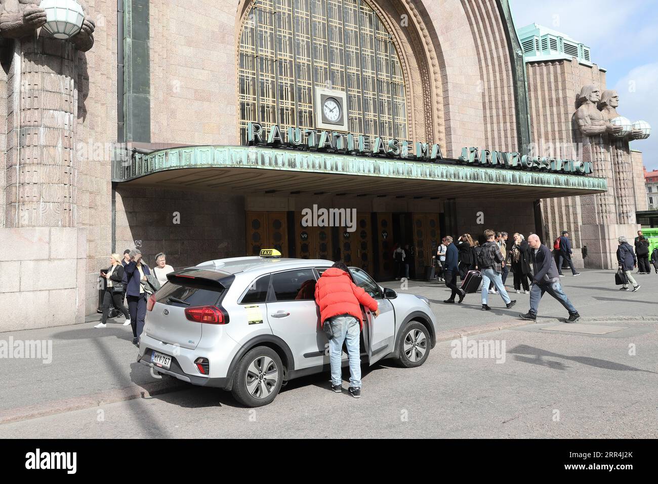 Helsinki, Finlande - 5 septembre 2023 : taxi devant l'entrée principale de la gare d'Helsinki. Banque D'Images