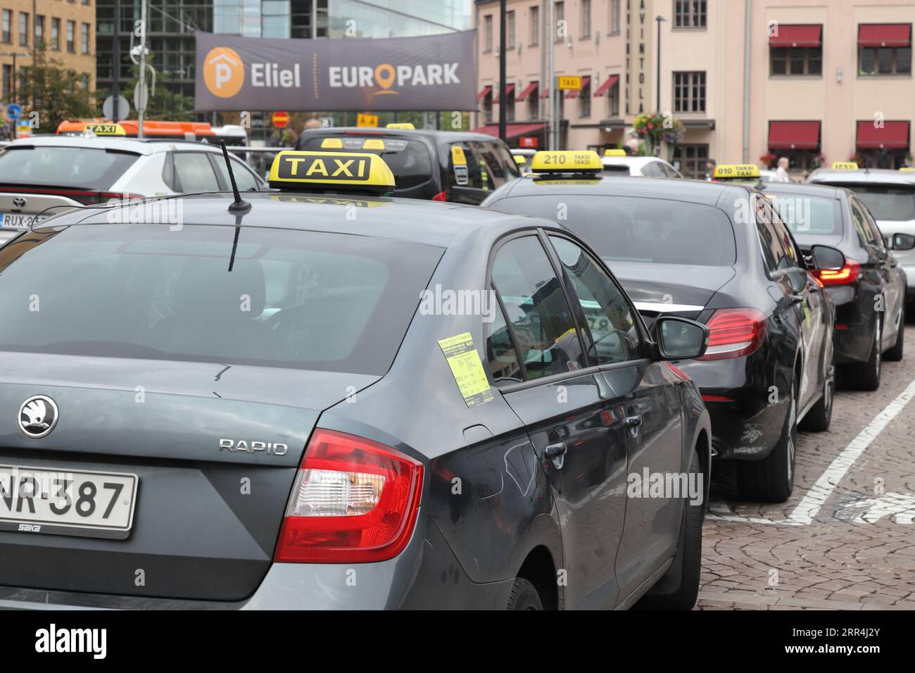 Helsinki, Finlande - 5 septembre 2023 : taxis devant la gare d'Helsinki. Banque D'Images