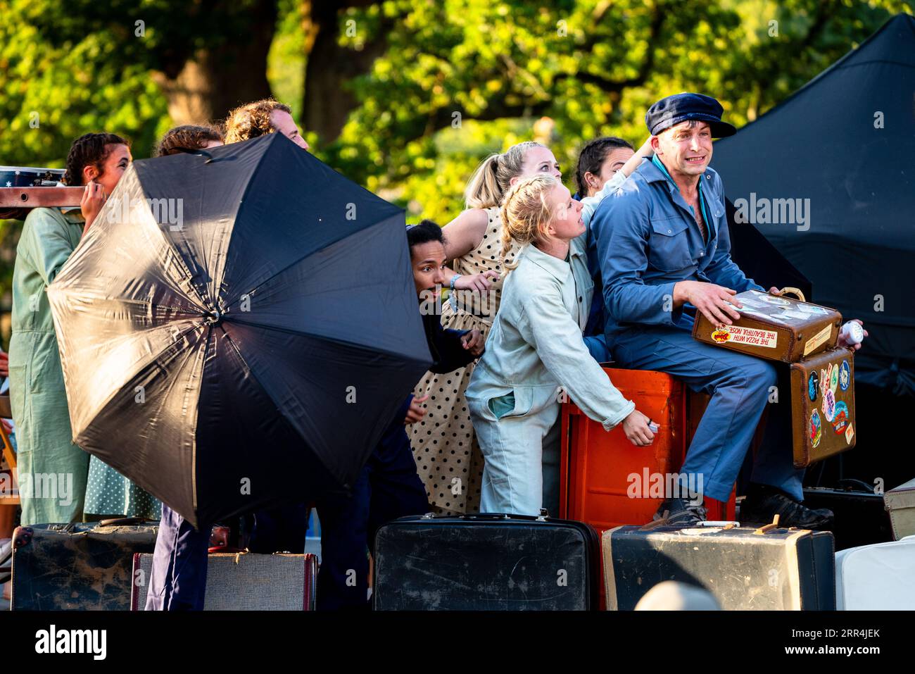 Scène de train de Danceblast Perform Day Dream Supreme sur la scène Back of Beyond au Green Man Festival, Brecon, pays de Galles, Royaume-Uni, 2023. Photo : Rob Watkins Banque D'Images