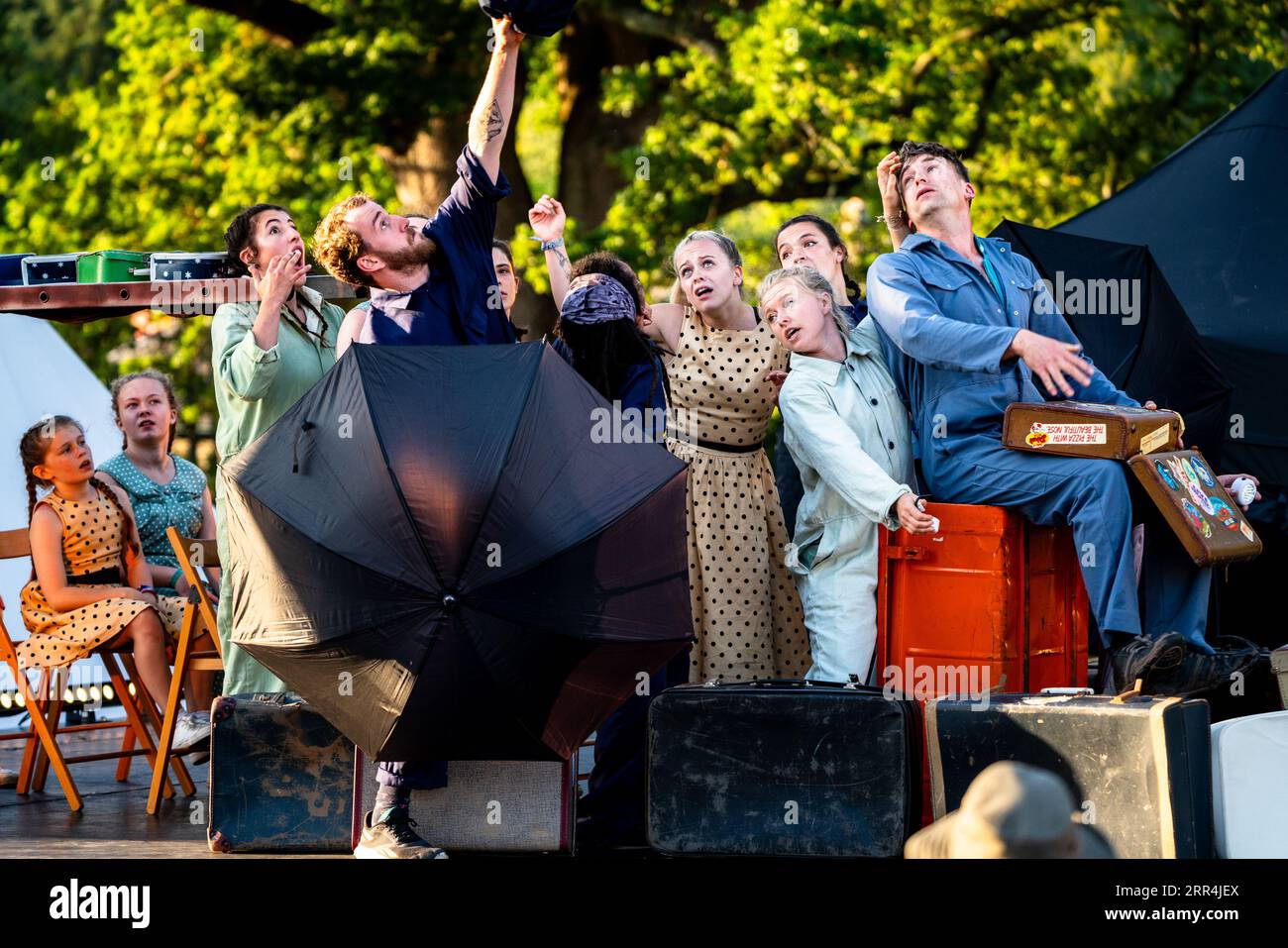 Scène de train de Danceblast Perform Day Dream Supreme sur la scène Back of Beyond au Green Man Festival, Brecon, pays de Galles, Royaume-Uni, 2023. Photo : Rob Watkins Banque D'Images