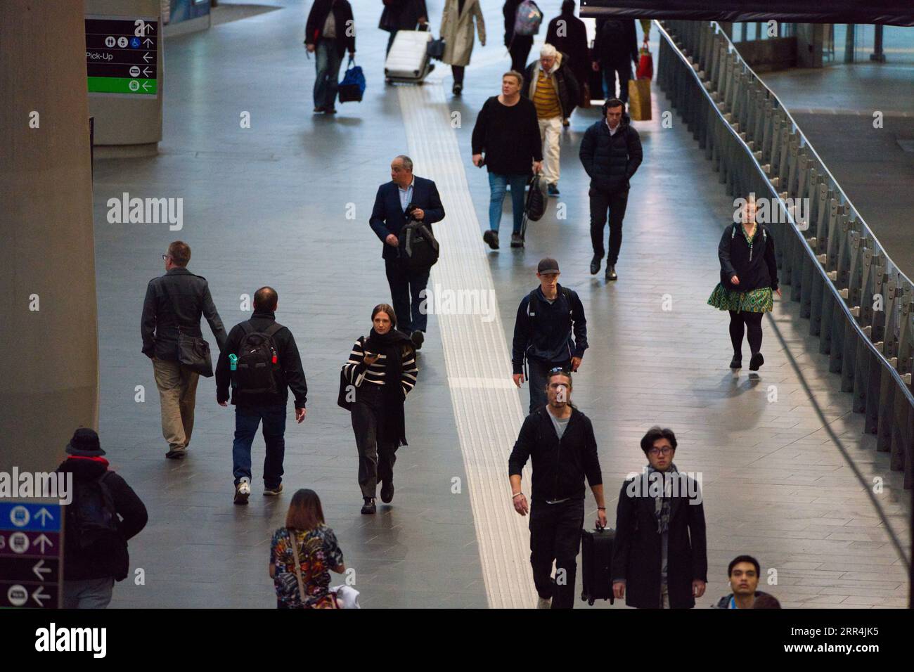 Groupe de personnes marchant ensemble à la station Southern Cross, ville de Melbourne, Australie. Banque D'Images
