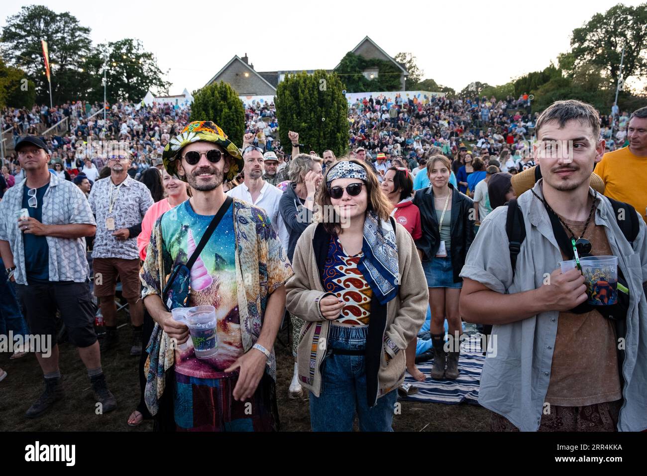 Une foule multigénérationnelle à la scène principale de montagne dans la soirée au Green Man Festival, Brecon, pays de Galles, Royaume-Uni, 2023. Photo : Rob Watkins Banque D'Images