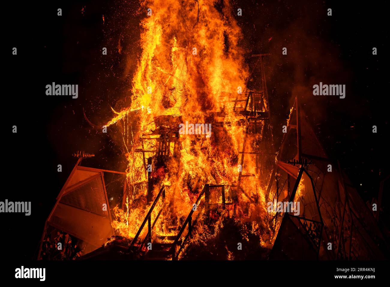 Le Green Man Wicker Man est incendié à l'apogée du festival. Green Man Festival, Brecon, pays de Galles, Royaume-Uni, 2023. Photo : Rob Watkins Banque D'Images