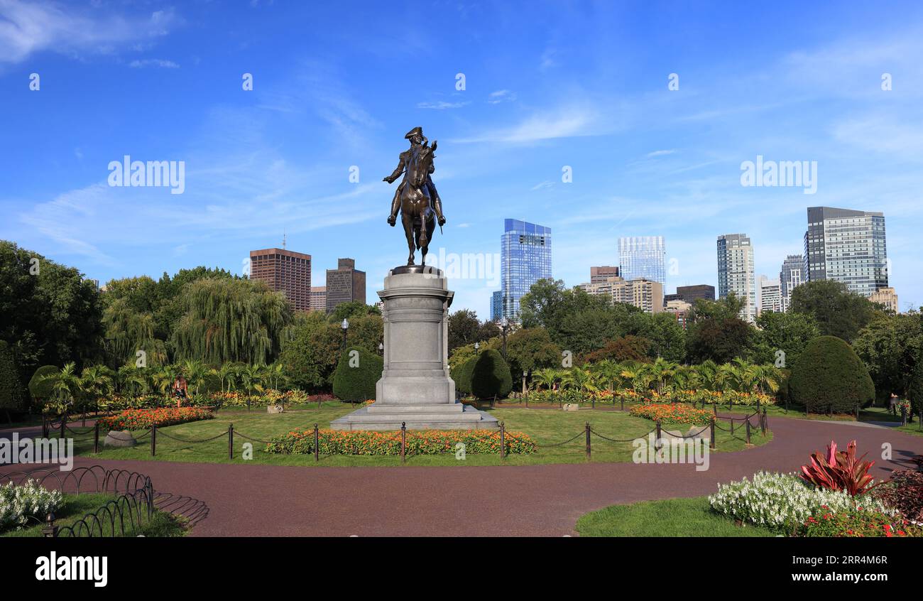 Statue de George Washington et gratte-ciel de Boston dans public Garden, États-Unis Banque D'Images