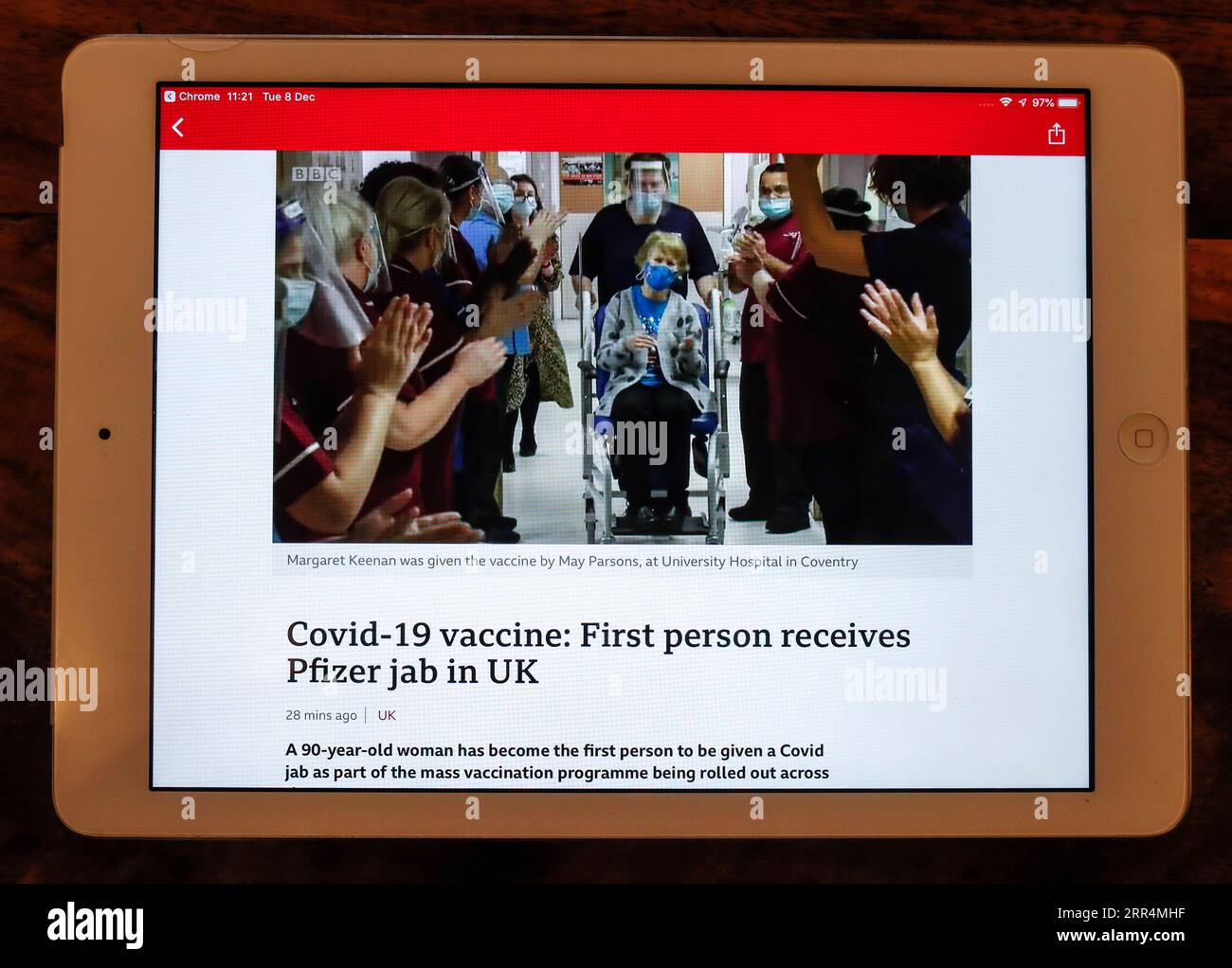 201209 -- LONDRES, 9 décembre 2020 -- une photo prise le 8 décembre 2020 montre une tablette affichant les nouvelles télévisées de Margaret Keenan applaudie après avoir reçu une injection de vaccin COVID-19 à l'hôpital universitaire de Coventry à Londres, en Grande-Bretagne. Mardi, la Grande-Bretagne a commencé son programme de vaccination à grande échelle contre le COVID-19, environ une semaine après qu’elle soit devenue le premier pays occidental à utiliser greenlight un vaccin contre le COVID-19. Margaret Keenan, une employée de magasin à la retraite de 90 ans originaire d’Irlande du Nord, a été la première à recevoir une dose, et le processus a été surveillé de près dans le monde entier. ROYAUME-UNI-LONDRES-COVID-19-PROGRAMME DE VACCINATION-ST Banque D'Images