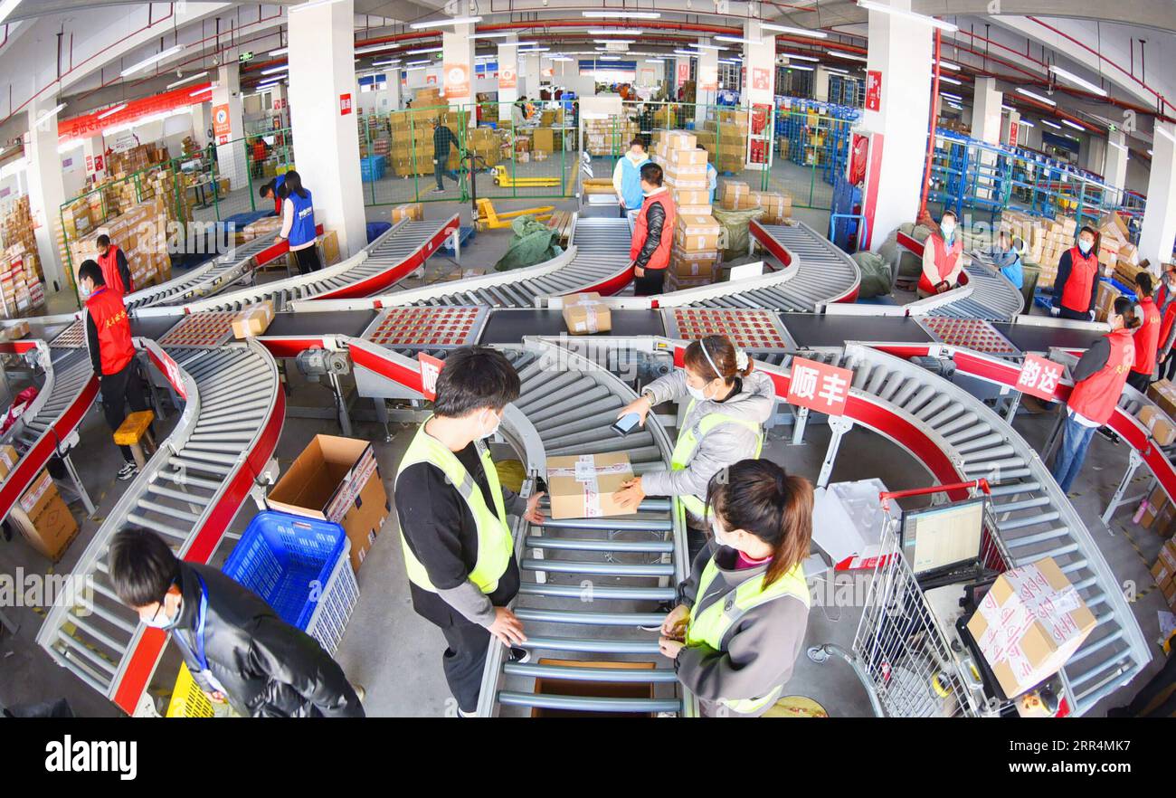 201209 -- PÉKIN, le 9 décembre 2020 -- des travailleurs trient des colis dans un centre de tri à Lianyungang, dans la province de Jiangsu, dans l'est de la Chine, le 11 novembre 2020, à l'occasion d'une virée annuelle de magasinage en ligne. Photo par /Xinhua Xinhua titres : les agences, les experts s'attendent à ce que la Chine stimule la croissance mondiale dans l'ère post-pandémique GengxYuhe PUBLICATIONxNOTxINxCHN Banque D'Images