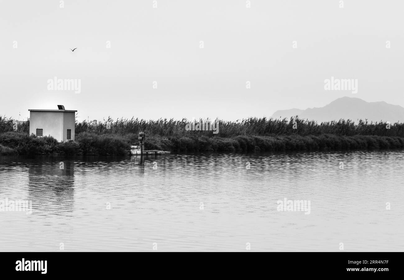 Station de pompe à eau en Catalogne, Espagne. Montagnes en arrière-plan. Photographie en noir et blanc Banque D'Images