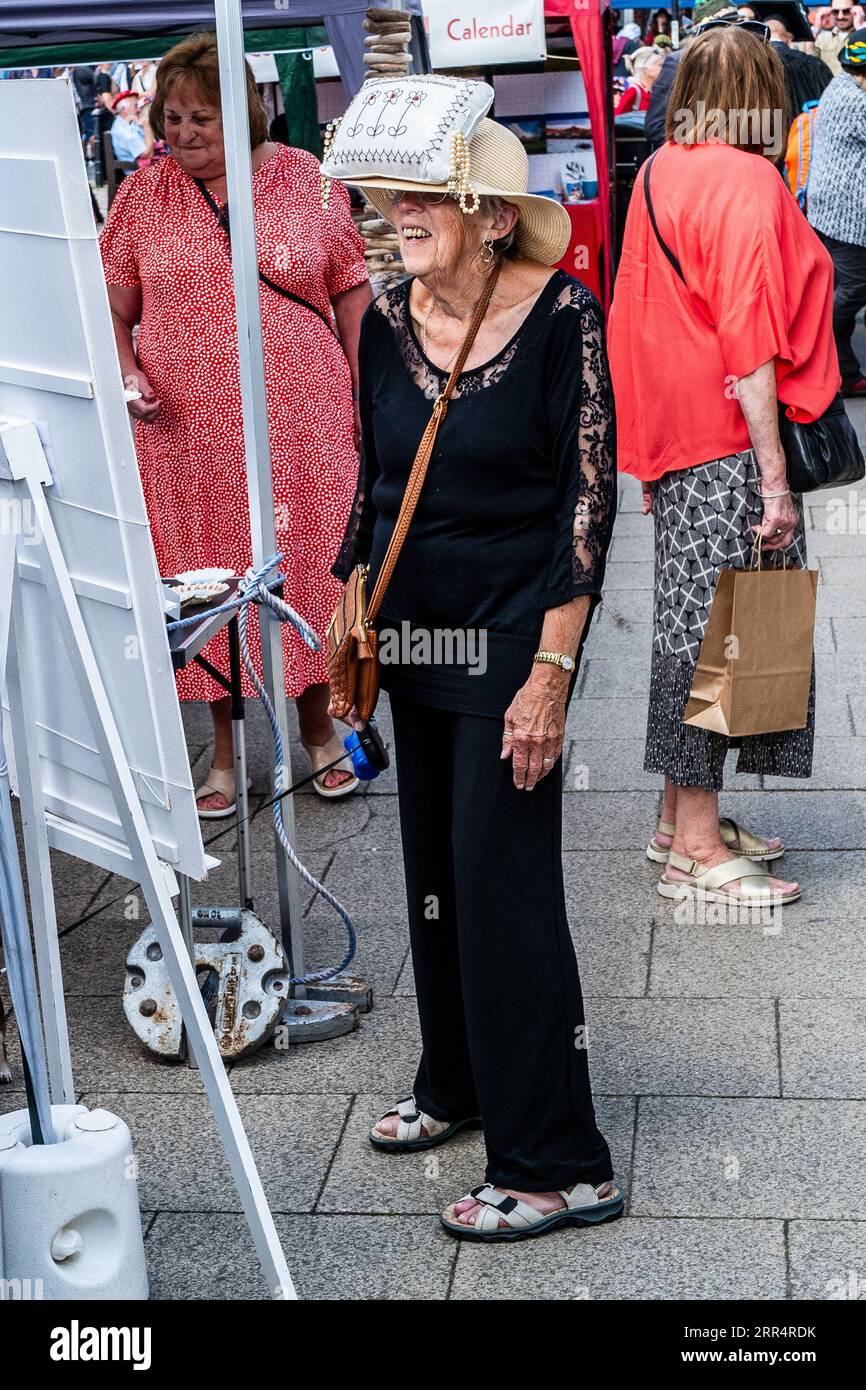 Bridport, Dorset. Angleterre. Les gens célèbrent le Festival du chapeau de Bridport avec des coiffures imaginatives. Un chapeau de sac à main. Banque D'Images