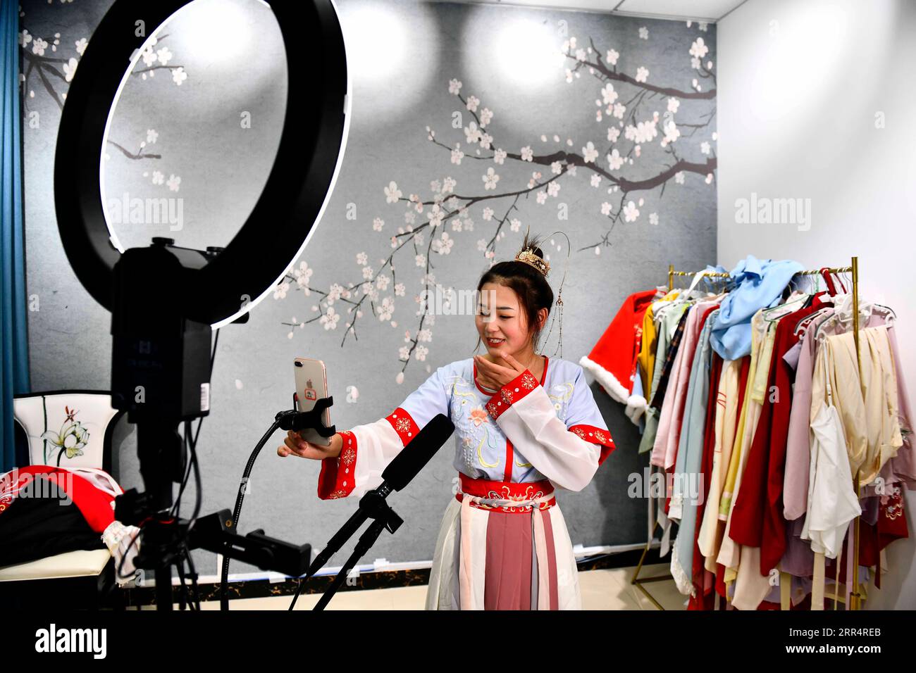 201212 -- JINAN, 12 décembre 2020 -- un élève fait la promotion du ...