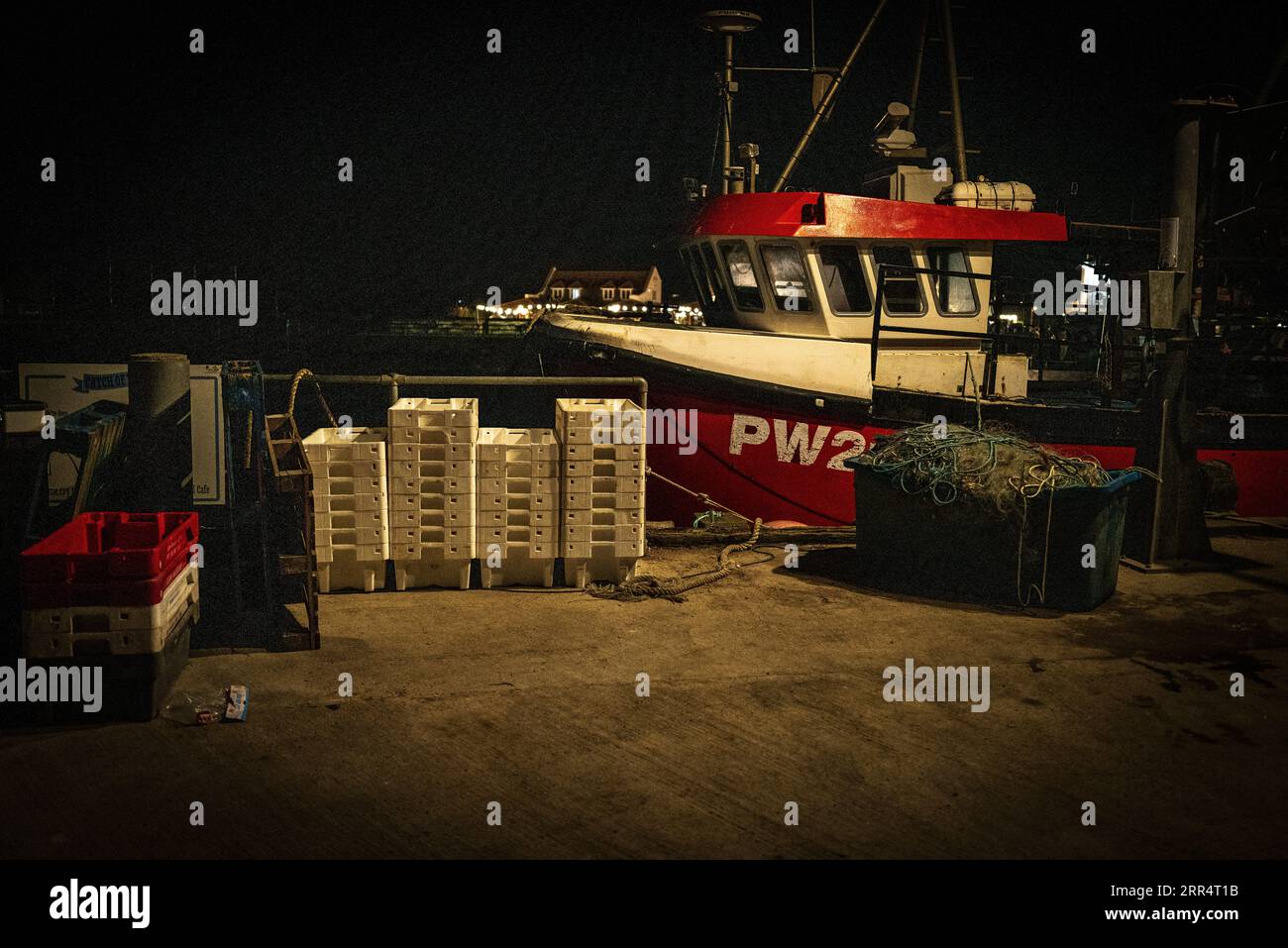 Chalutier de pêche la nuit. Industrie de la pêche au Royaume-Uni. Concept. Production alimentaire. Bridport, Dorset. Brexit. Droit de l'UE. Pêche commerciale. Durabilité. Banque D'Images