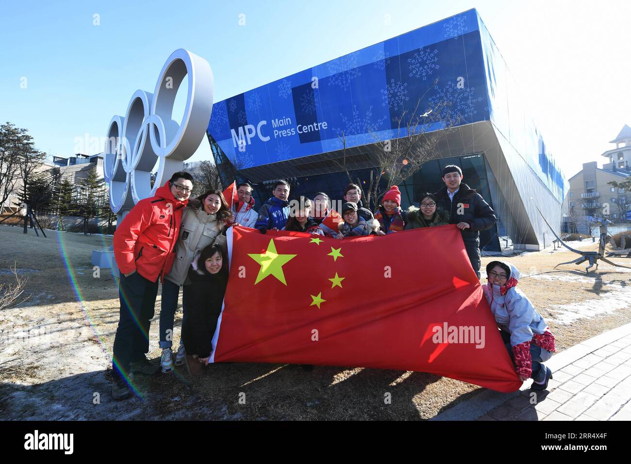 201215 -- BEIJING, 15 décembre 2020 -- une photo prise le 21 février 2018 montre des membres du personnel du comité d'organisation de Beijing 2022 et des volontaires chinois posant devant le centre de presse principal pour les Jeux olympiques d'hiver de 2018 à Pyeongchang, en Corée du Sud. Photo par /Xinhua Xinhua titres : Pékin 2022 sur la bonne voie pour les jeux verts et ouverts WangxMuqing PUBLICATIONxNOTxINxCHN Banque D'Images