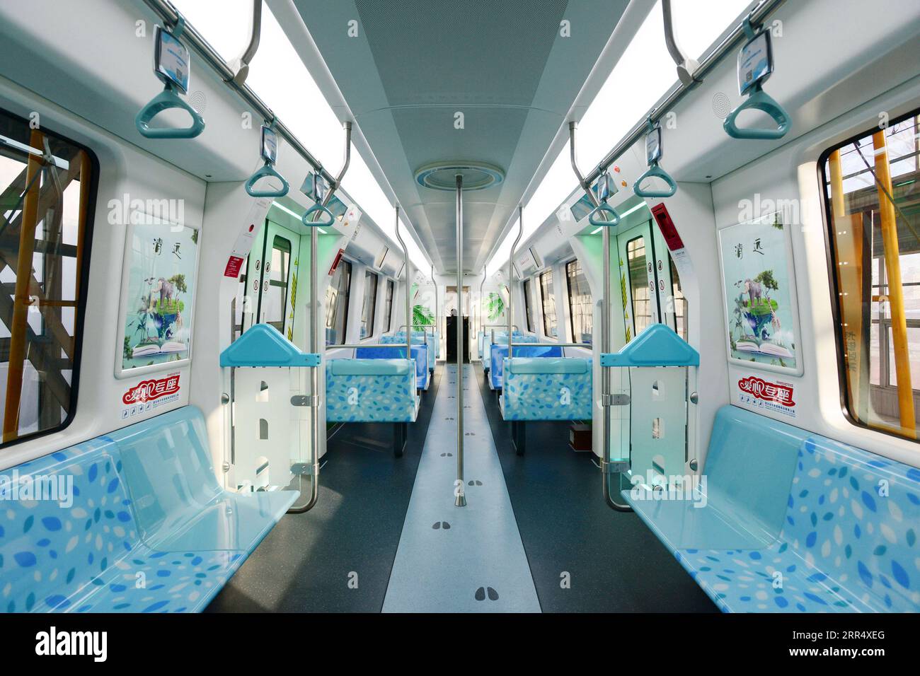 201215 -- CHANGCHUN, 15 décembre 2020 -- une photo prise le 15 décembre 2020 montre l'intérieur d'un nouveau type de train à lévitation magnétique à vitesse moyenne à basse terminé dans la ville de Changchun, dans la province de Jilin, dans le nord-est de la Chine. Le fabricant de trains chinois CRRC Changchun Railway Vehicles Co., Ltd. A déployé mardi un nouveau type de train à lévitation magnétique à vitesse moyenne à basse. Le train, avec une vitesse opérationnelle maximale de 120 km par heure, sera déployé sur une route touristique dans la ville de Qingyuan, dans la province du Guangdong du sud de la Chine, selon la société. POUR ALLER DE PAIR : la Chine développe un nouveau train maglev à moyenne et basse vitesse Banque D'Images