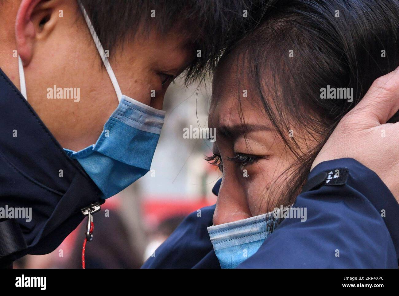 201216 -- PÉKIN, le 16 décembre 2020 -- Lyu Jun L, membre d'une équipe médicale partant pour Wuhan dans la province du Hubei, dit au revoir à sa famille à l'Université de médecine du Xinjiang à Urumqi, dans le nord-ouest de la Chine, région autonome ouygur du Xinjiang, le 28 janvier 2020. En repensant à 2020, il y a toujours quelques images chaudes et des moments touchants: le dévouement sur la ligne de front pour lutter contre l'épidémie, la persévérance sur le chemin de la sortie de la pauvreté, le courage d'assumer la responsabilité sur le remblai contre les inondations, la joie et la fierté en atteignant le sommet du Mont Qomolangma... Ces gens et Th Banque D'Images