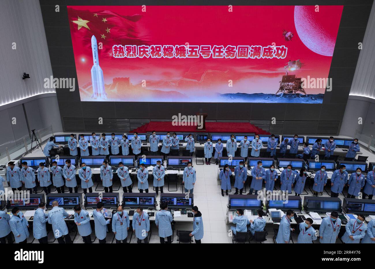 201217 -- BEIJING, le 17 décembre 2020 -- le personnel technique travaille au Centre de contrôle aérospatial de Beijing à Beijing, capitale de la Chine, le 17 décembre 2020. La capsule de retour de la sonde chinoise Chang e-5 a atterri sur Terre dans les premières heures de jeudi, ramenant les premiers échantillons du pays prélevés sur la lune, ainsi que les échantillons lunaires les plus frais au monde depuis plus de 40 ans. EyesonSci CHINA-CHANG E-5-RETOUR CAPSULE-ATTERRISSAGE CN JinxLiwang PUBLICATIONxNOTxINxCHN Banque D'Images