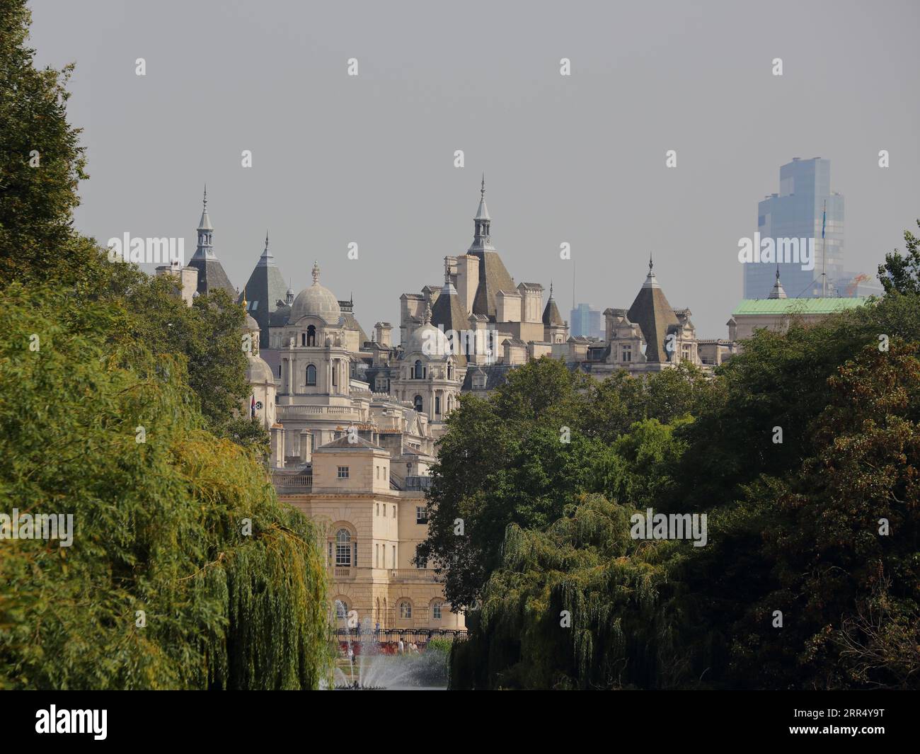 Le Foreign Office a vu au-dessus du lac dans le parc St James de Londres, Royaume-Uni Banque D'Images