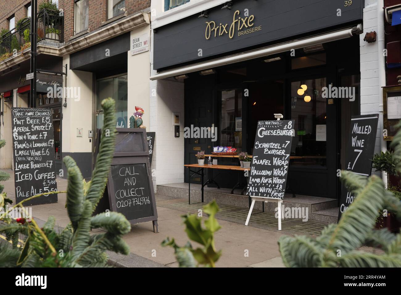 201217 -- LONDRES, 17 décembre 2020 -- la photo prise le 16 décembre 2020 montre un café de Soho qui propose des plats à emporter à Londres, en Grande-Bretagne. Londres est passée au niveau trois, le niveau le plus élevé du système de niveau de restriction local contre le coronavirus en Angleterre, à partir de minuit mercredi. Photo de /Xinhua BRITAIN-LONDON-COVID-19-TIER 3 TimxIreland PUBLICATIONxNOTxINxCHN Banque D'Images