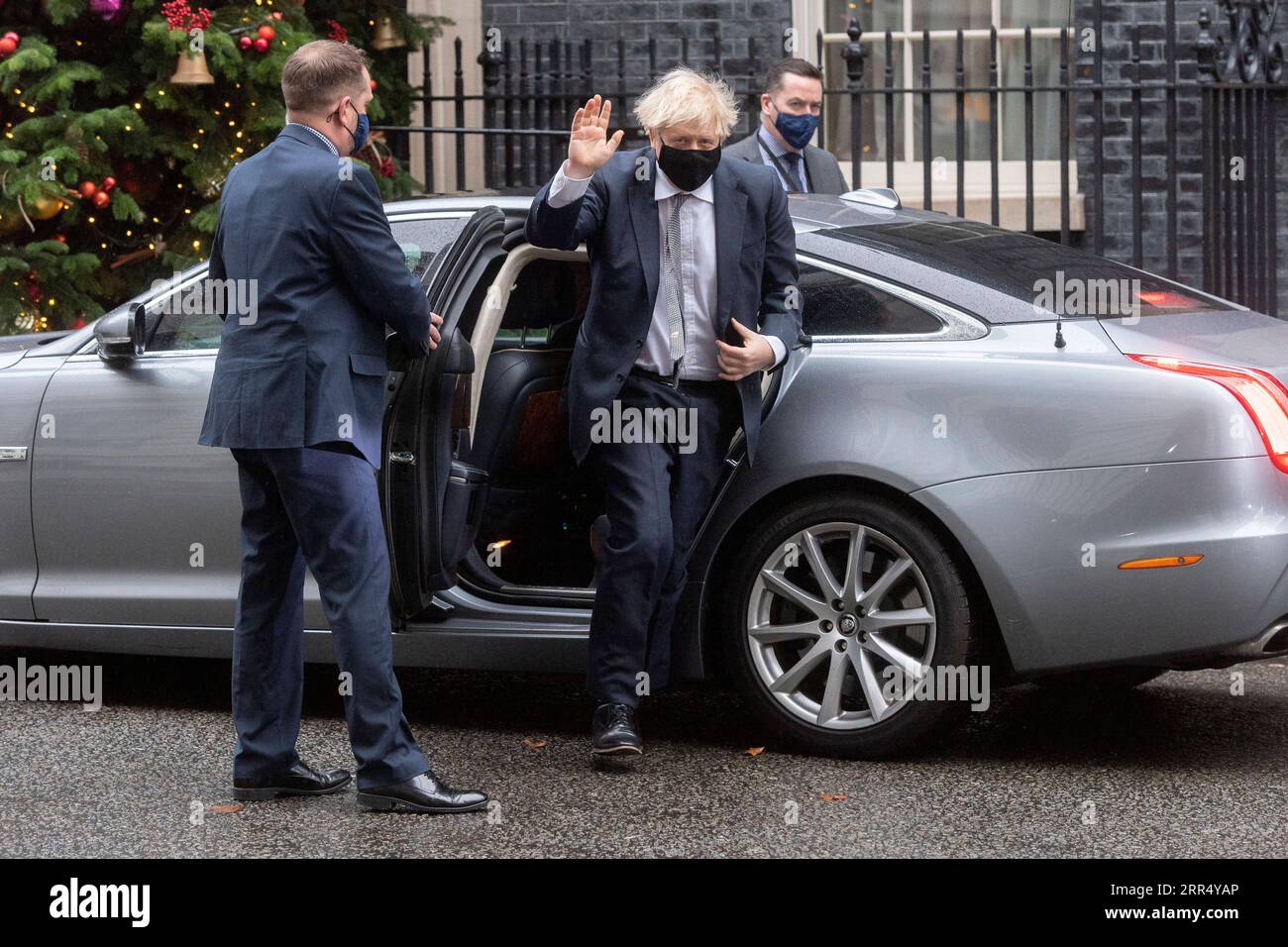 201217 -- LONDRES, le 17 décembre 2020 -- le Premier ministre britannique Boris Johnson retourne au 10 Downing Street après avoir assisté aux questions du Premier ministre à Londres, en Grande-Bretagne, le 16 décembre 2020. Londres est passée au niveau trois, le niveau le plus élevé du système de niveau de restriction local contre le coronavirus en Angleterre, à partir de minuit mercredi. Photo de /Xinhua BRITAIN-LONDON-COVID-19-TIER 3 RayxTang PUBLICATIONxNOTxINxCHN Banque D'Images