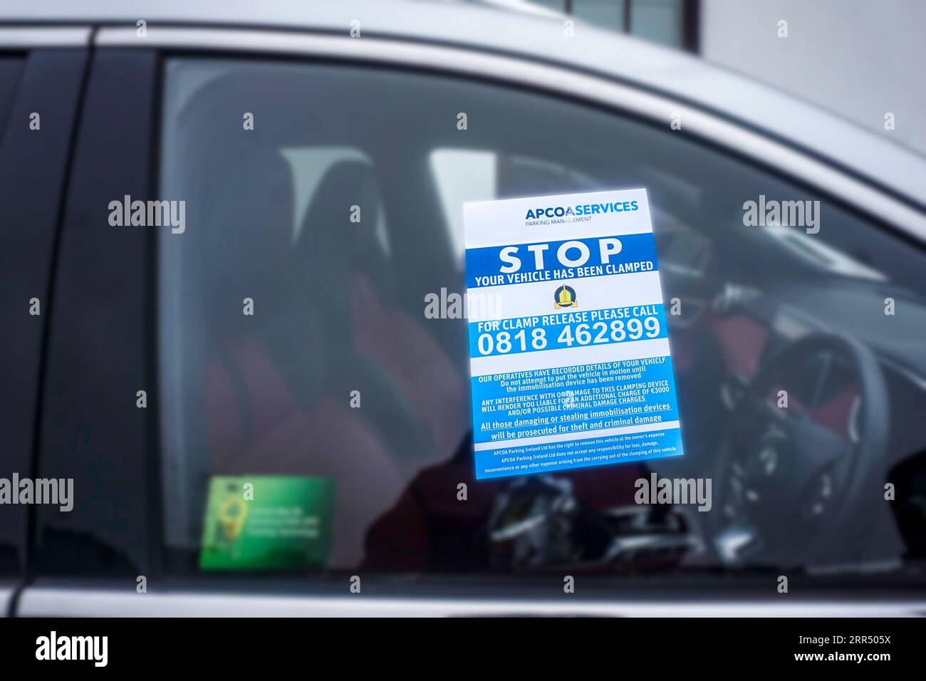 Avis de serrage sur une voiture serrée dans la ville de Galway, Irlande. Émis par APCOA Services. Banque D'Images
