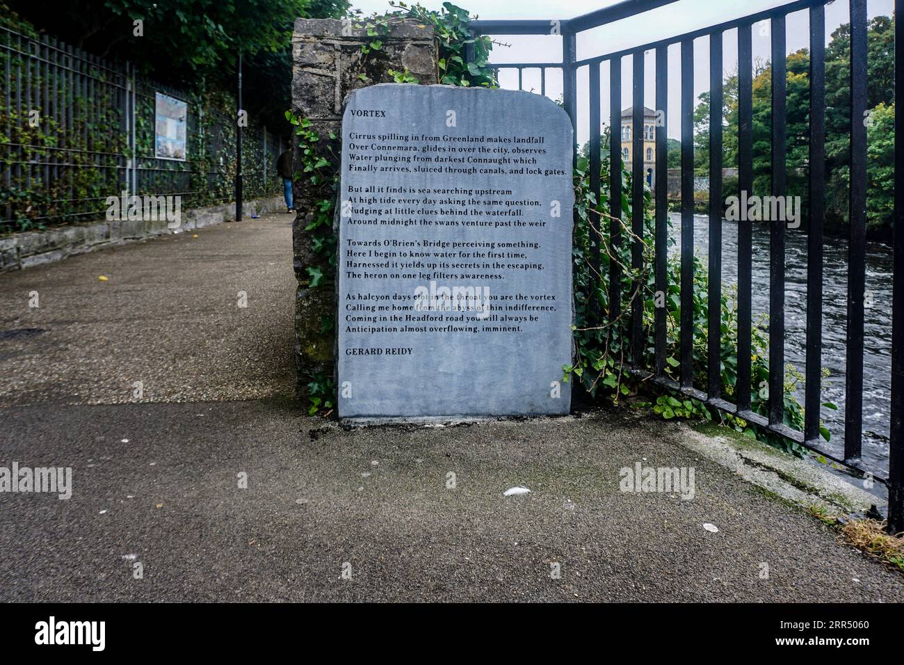Vortex, un poème de Gerard Reidy affiché ici sur une plaque à Galway, en Irlande. L'une des 25 plaques de différents poètes, elles font partie d'un sentier de poésie. Banque D'Images