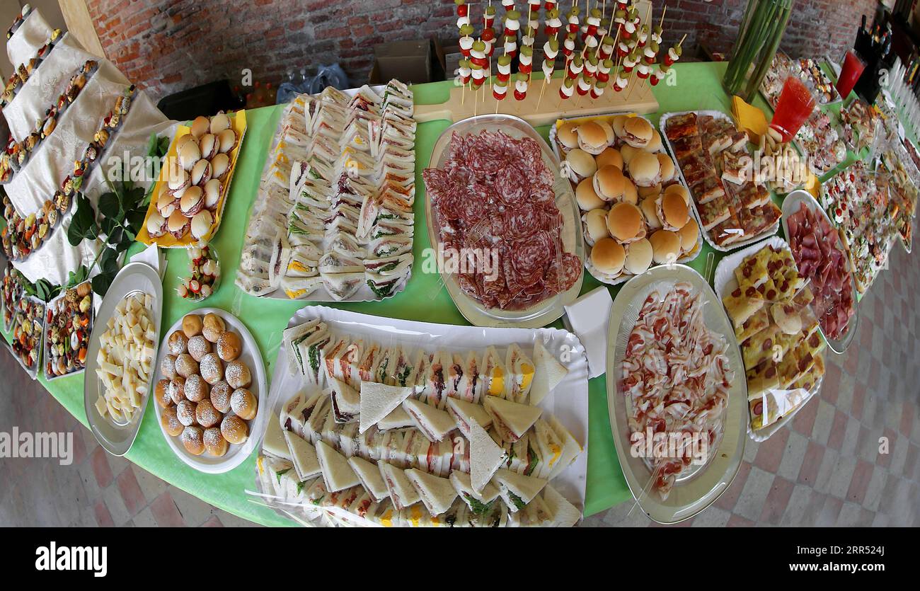 incroyable buffet avec beaucoup de canapés sandwichs charcuterie sandwichs sandwichs pizzas sucrées pendant la cérémonie institutionnelle Banque D'Images