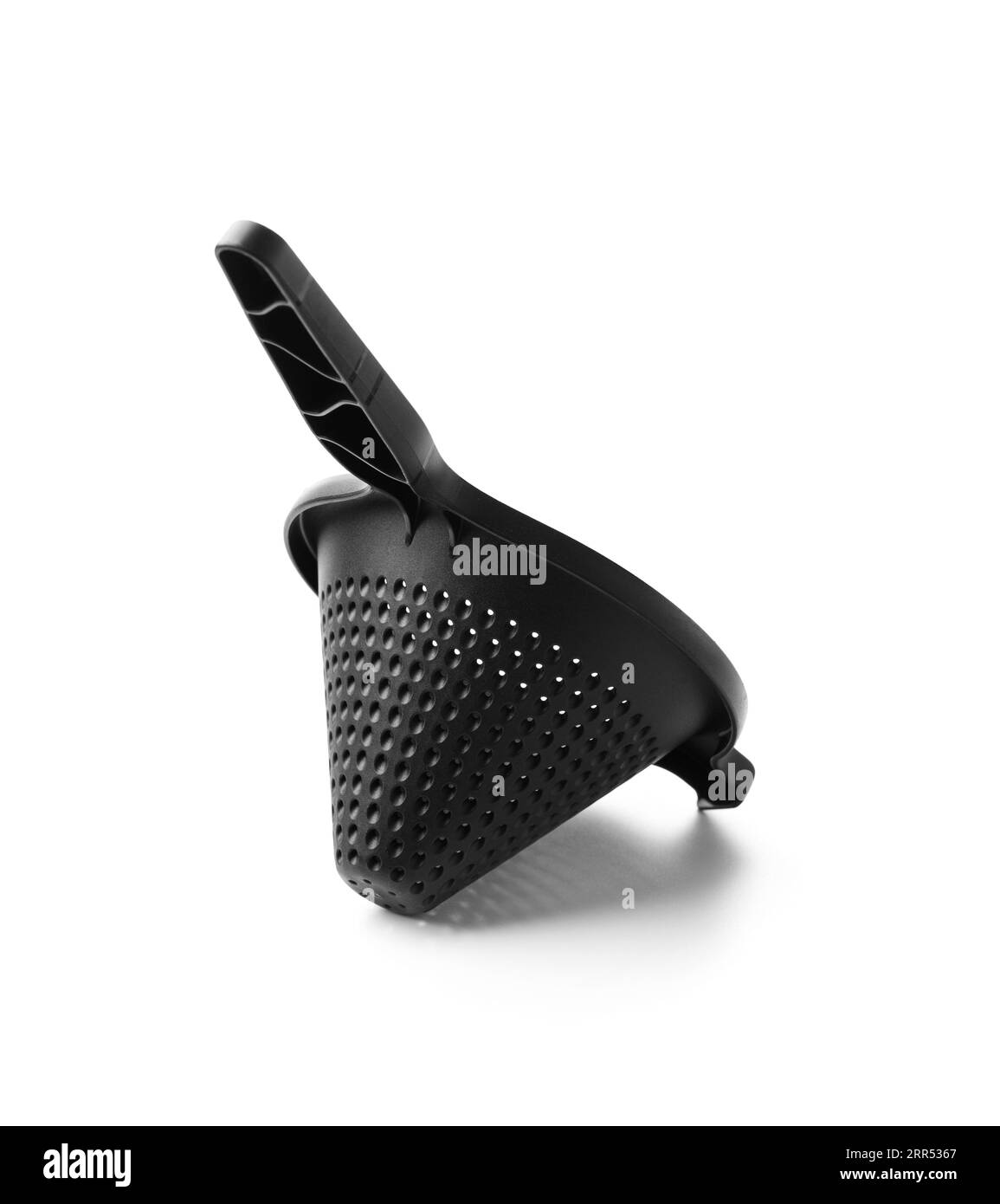 Nikolaev, Ukraine, 30 juillet 2023. Tamis universel noir de marque 'Chinua' Tupperware, isolé sur fond blanc. Ustensiles de cuisine pratiques tupper Banque D'Images