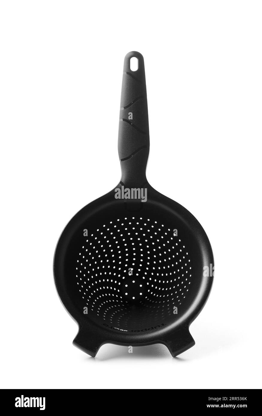 Nikolaev, Ukraine, 30 juillet 2023. Tamis universel noir de marque 'Chinua' Tupperware, isolé sur fond blanc. Ustensiles de cuisine pratiques tupper Banque D'Images