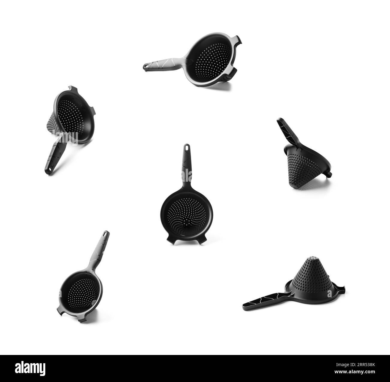 Nikolaev, Ukraine, 30 juillet 2023. Tamis universel noir de marque 'Chinua' Tupperware, ensemble, isolé sur fond blanc. Ustensiles de cuisine pratiques Banque D'Images