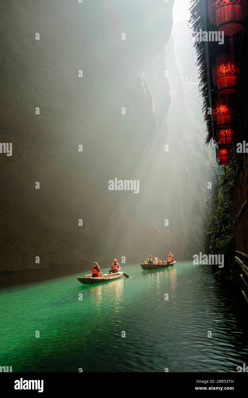 201221 -- ENSHI, 21 décembre 2020 -- des touristes visitent un canyon dans le village de Pingshan, dans le comté de Hefeng, province du Hubei, au centre de la Chine, le 21 décembre 2020. Le solstice d'hiver, le jour le plus court de l'année, tombe le 21 décembre cette année. Photo de /Xinhua CHINE-HIVER SOLSTICE-SCENERY CN TanxTao PUBLICATIONxNOTxINxCHN Banque D'Images