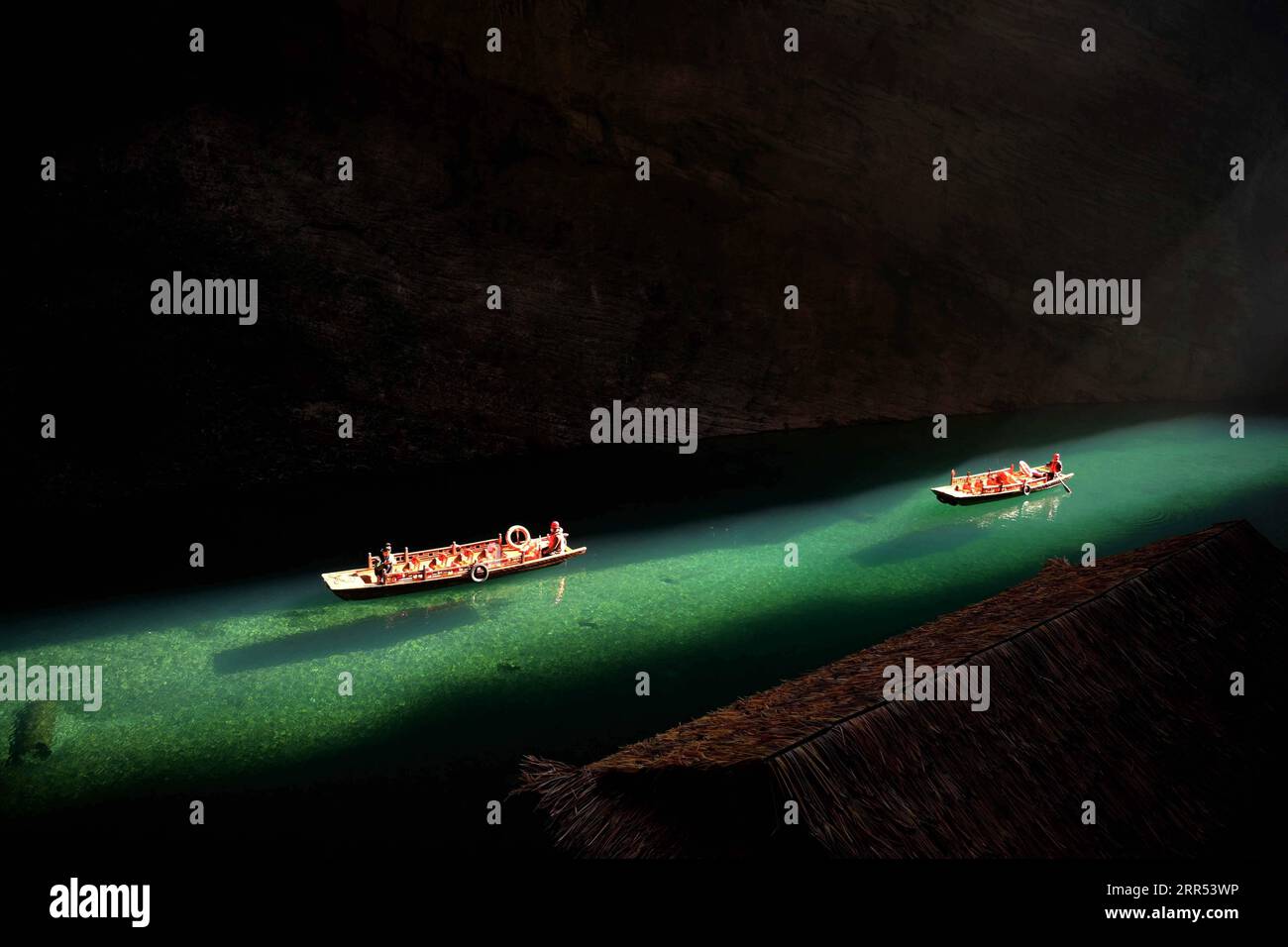 201221 -- ENSHI, 21 décembre 2020 -- des touristes visitent un canyon dans le village de Pingshan, dans le comté de Hefeng, province du Hubei, au centre de la Chine, le 21 décembre 2020. Le solstice d'hiver, le jour le plus court de l'année, tombe le 21 décembre cette année. Photo de /Xinhua CHINE-HIVER SOLSTICE-PAYSAGE CN YangxShunpi PUBLICATIONxNOTxINxCHN Banque D'Images
