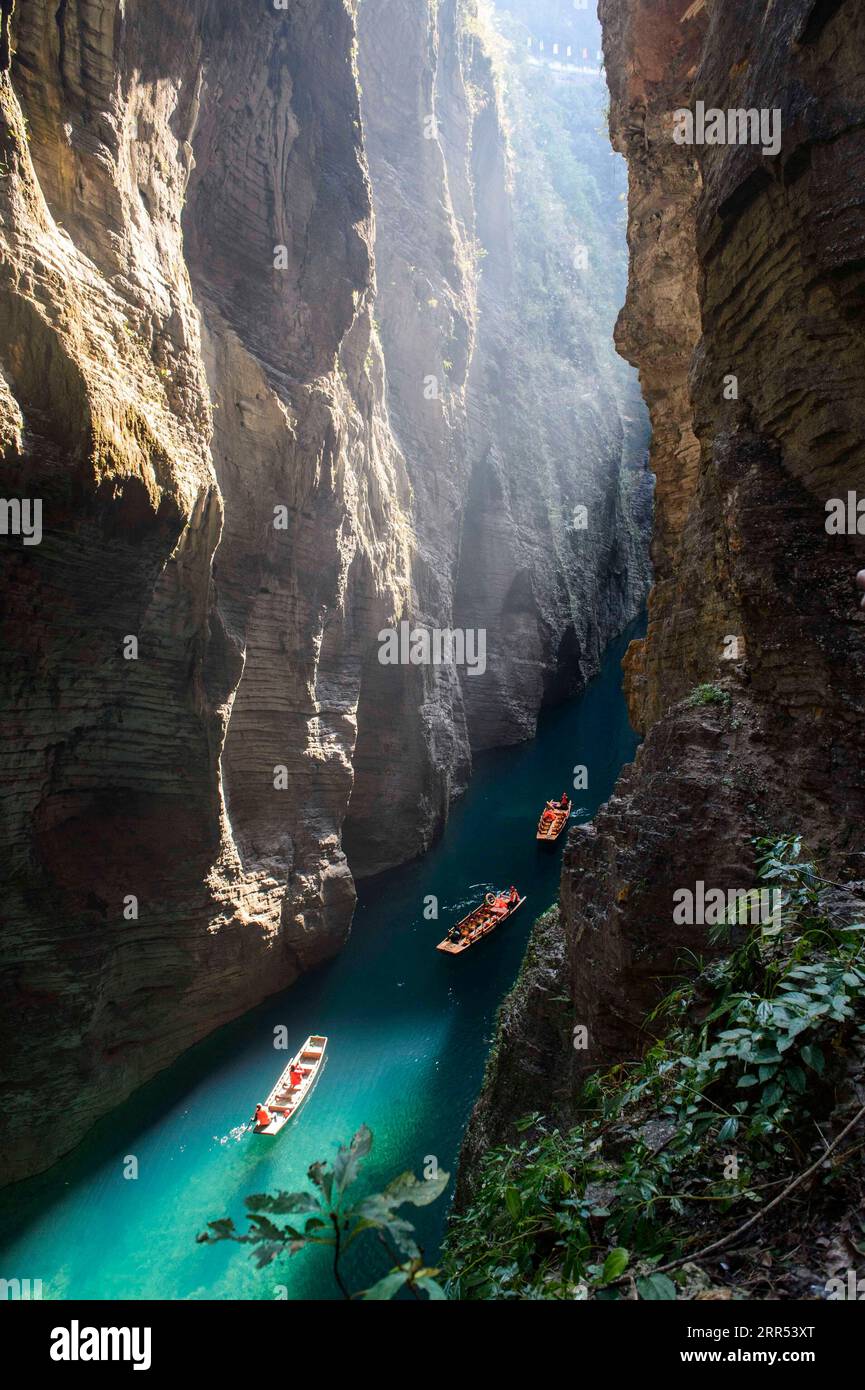 201221 -- ENSHI, 21 décembre 2020 -- des touristes visitent un canyon dans le village de Pingshan, dans le comté de Hefeng, province du Hubei, au centre de la Chine, le 21 décembre 2020. Le solstice d'hiver, le jour le plus court de l'année, tombe le 21 décembre cette année. Photo de /Xinhua CHINE-HIVER SOLSTICE-SCENERY CN TanxTao PUBLICATIONxNOTxINxCHN Banque D'Images