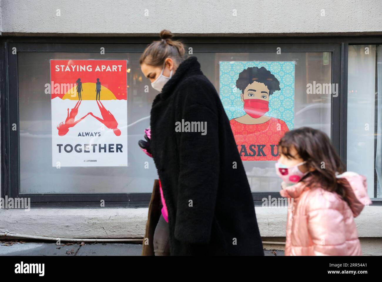 201222 -- NEW YORK, le 22 décembre 2020 -- les gens passent devant des affiches de suggestions pour la prévention du COVID-19 à New York, États-Unis, le 21 décembre 2020. Le nombre total de cas de COVID-19 aux États-Unis a dépassé 18 millions lundi, selon le Center for Systems Science and Engineering CSSE de l’Université Johns Hopkins. Le nombre de cas de COVID-19 aux États-Unis est passé à 18 006 061, avec un total de 319 190 décès, à 6:22 h, heure locale 2322 h GMT, selon le décompte CSSE. US-COVID-19-18 MILLIONS DE CAS WangxYing PUBLICATIONxNOTxINxCHN Banque D'Images