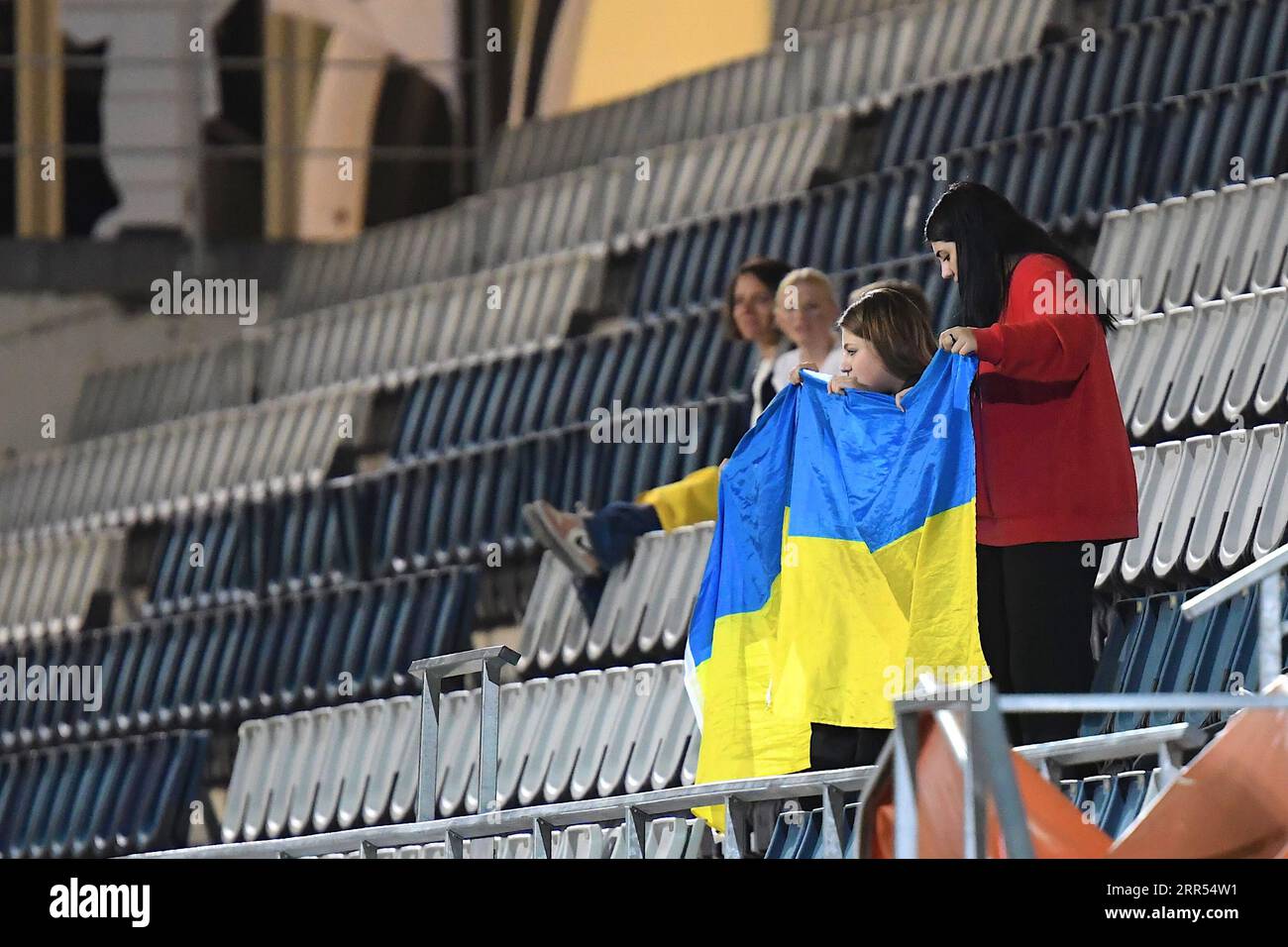 Linkoping, Suède. 06 septembre 2023. Bilborsen Arena, Linkoping, Suède, 6 septembre 2023 : supporters ukrainiens pendant le match de qualification de l'UEFA Ligue des Champions Ligue trajectoire groupe 3 le 6 septembre 2023 entre le Paris FC et le FC Kryvbas Kryvyi Rih à Bilborsen Arena à Linkoping, Suède (Peter Sonander/SPP) crédit : SPP Sport presse photo. /Alamy Live News Banque D'Images