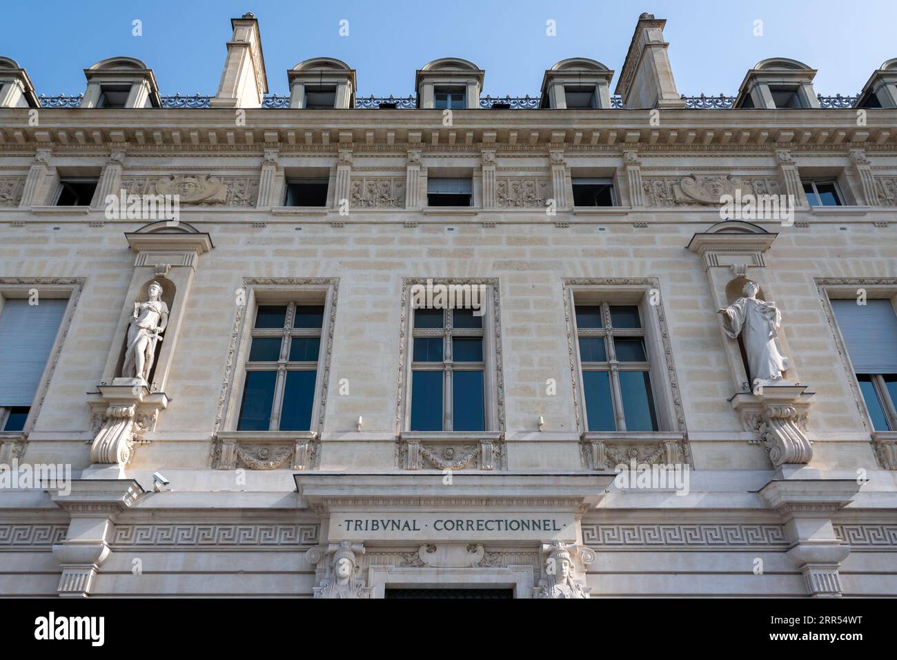 Façade du palais de justice de Paris, France, avec les mots 'Tribunal correctionnel' écrits en français (traduction anglaise : 'Criminal court') Banque D'Images