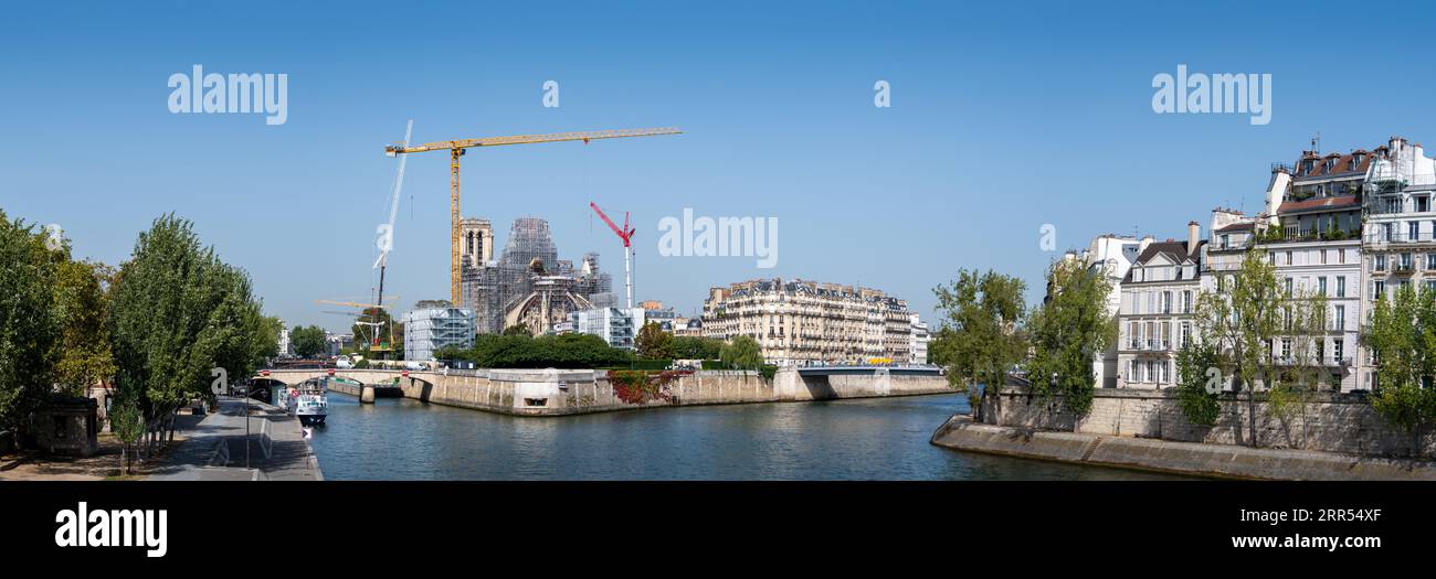 Vue des échafaudages et des travaux de reconstruction et de restauration de la cathédrale notre-Dame de Paris après sa destruction par un incendie en 2019 Banque D'Images