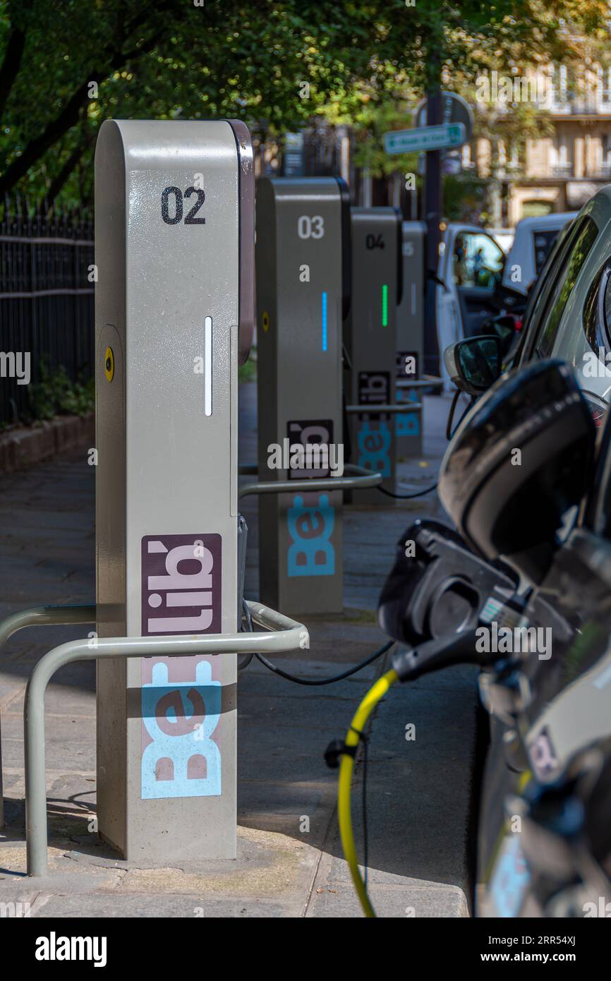 Borne de recharge pour véhicules électriques appartenant au réseau public parisien Belib' Banque D'Images