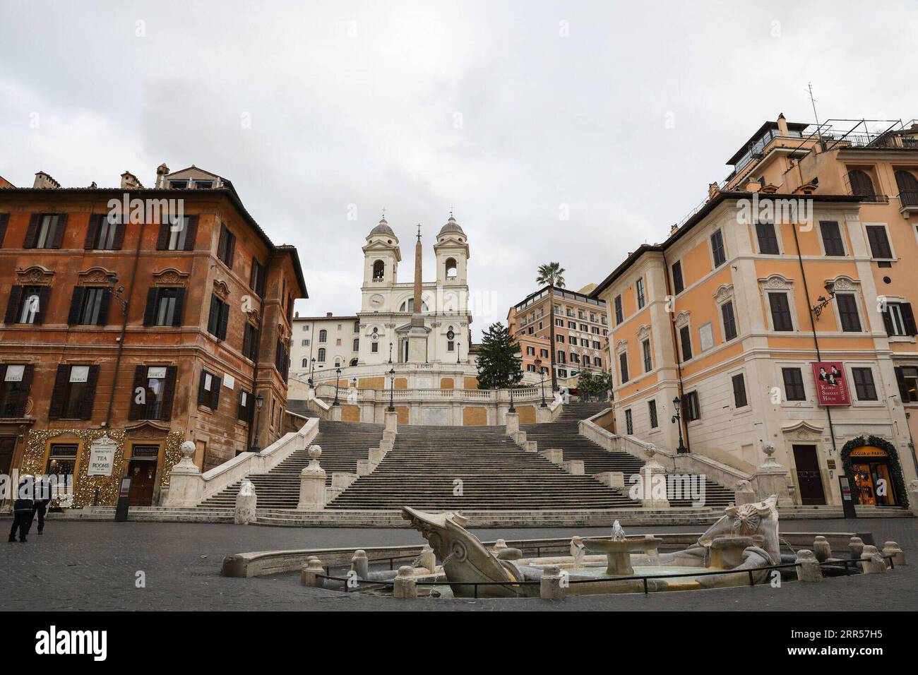 201225 -- ROME, le 25 décembre 2020 -- des policiers patrouillent sur la Piazza di Spagna à Rome, Italie, le 24 décembre 2020. En Italie, les réglementations en vigueur jusqu'à Noël et le jour de l'an interdisent les déplacements non essentiels au-delà de 30 km de chez vous ou entre les régions. Les restaurants et les bars sont priés de fermer avant 6 heures, avec un couvre-feu national qui entrera en vigueur dans quatre heures. ITALIE-ROME-NOËL-COVID-19-RESTRICTIONS ChengxTingting PUBLICATIONxNOTxINxCHN Banque D'Images