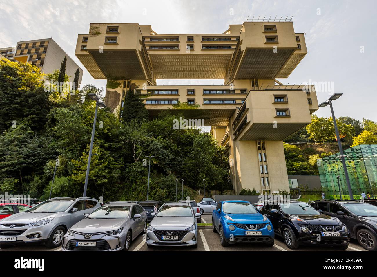 L'ancien bâtiment administratif du ministère de la construction routière à Tbilissi est l'un des bâtiments les plus importants du modernisme socialiste en Géorgie. Après la reconstruction, il abrite aujourd'hui le siège de la Banque de Géorgie Banque D'Images