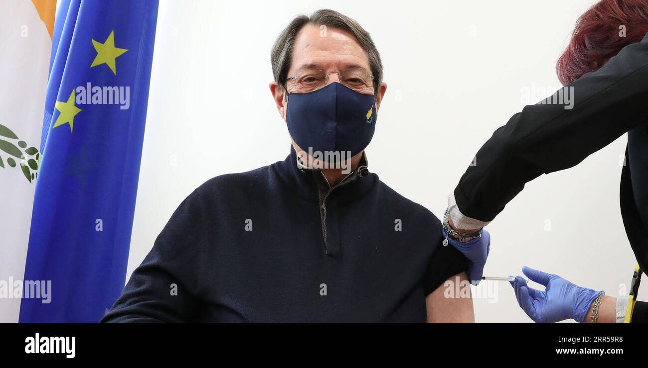 201229 -- NICOSIE, le 29 décembre 2020 -- le président chypriote Nicos Anastasiades reçoit une dose de vaccin contre le COVID-19 au centre de santé de Latsia, Chypre, le 28 décembre 2020. /Pool via Xinhua CHYPRE-PRÉSIDENT-COVID-19-VACCINATION ChristosxAvramides PUBLICATIONxNOTxINxCHN Banque D'Images