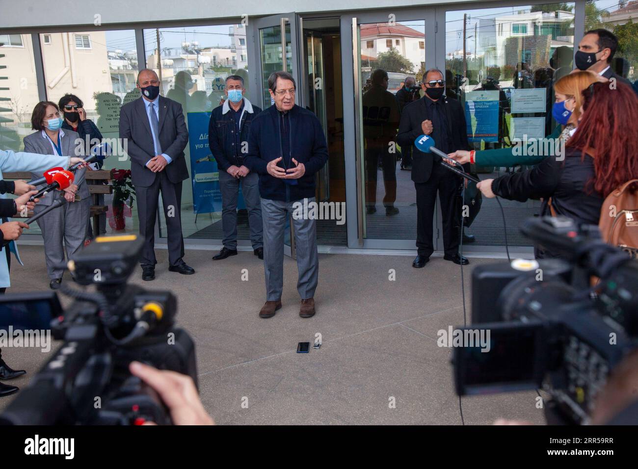 201229 -- NICOSIE, le 29 décembre 2020 -- le président chypriote Nicos Anastasiades s'entretient avec les médias après la vaccination contre le COVID-19 au centre de santé de Latsie, Chypre, le 28 décembre 2020. Photo de /Xinhua CHYPRE-PRESIDENT-COVID-19-VACCINATION GeorgexChristophorou PUBLICATIONxNOTxINxCHN Banque D'Images