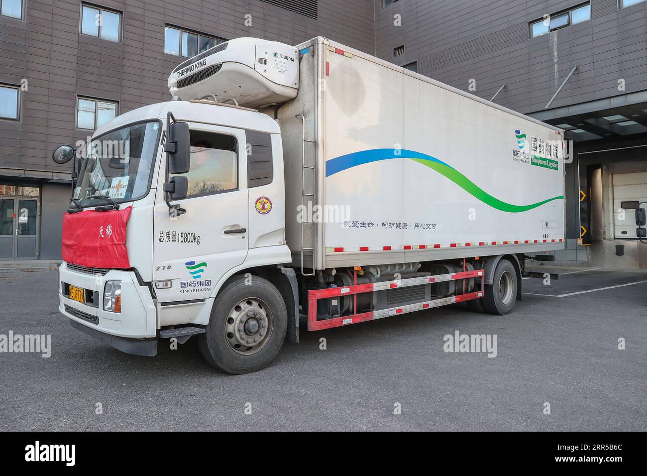 201231 -- BEIJING, le 31 décembre 2020 -- Un camion transportant des vaccins inactivés COVID-19 part du Beijing Biological Products Institute Co., Ltd. À Beijing, capitale de la Chine, le 25 décembre 2020. La Chine a annoncé jeudi qu’elle avait accordé une autorisation de mise sur le marché conditionnelle pour son premier vaccin COVID-19 auto-développé. Le vaccin inactivé, qui a obtenu l'approbation de la National Medical Products Administration NMPA, est développé par le Beijing Biological Products Institute Co., Ltd. Sous la direction du China National Biotec Group CNBG, qui est affilié à Sinopharm. Ce vaccin Banque D'Images