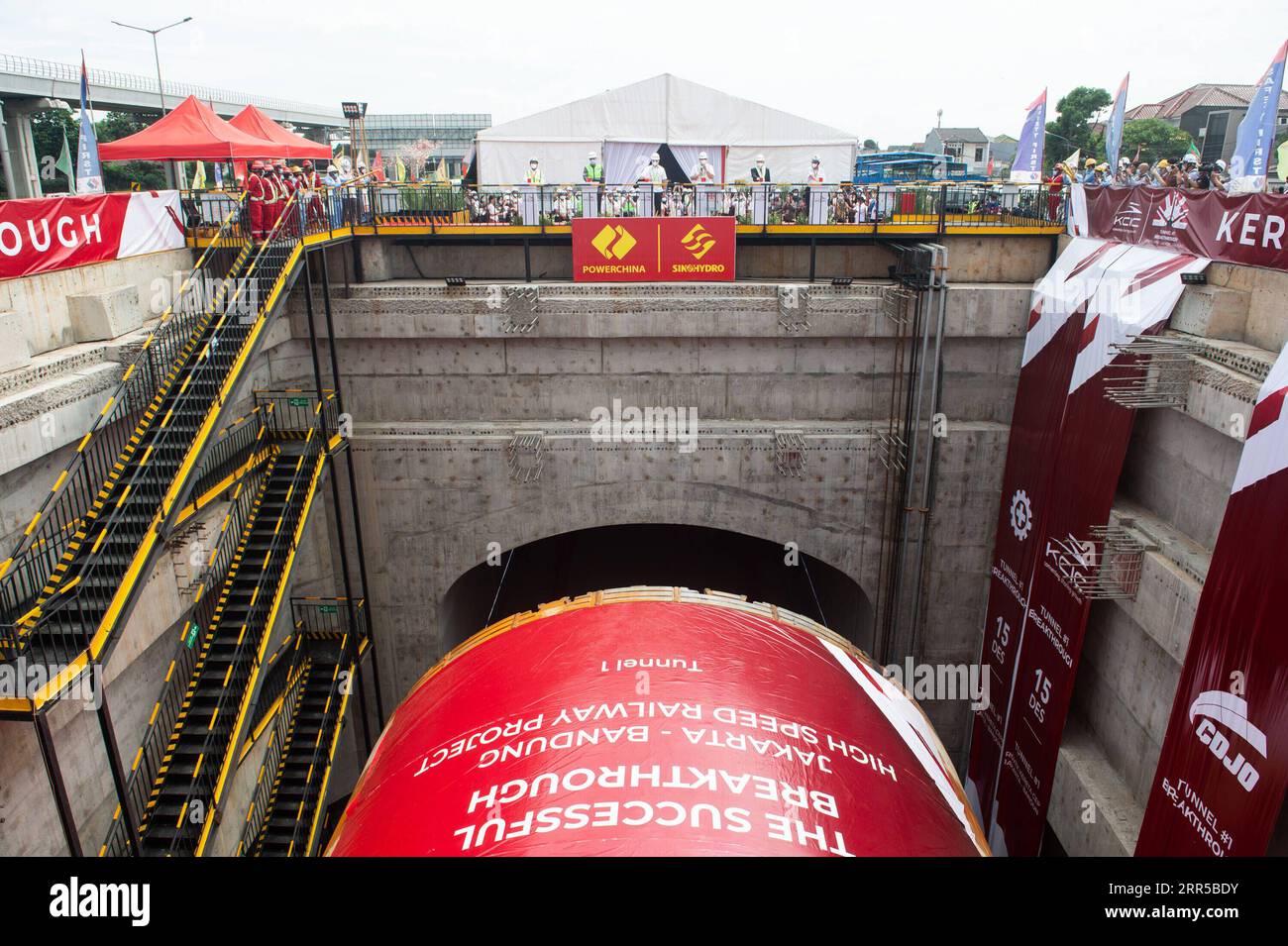 201231 -- BEIJING, 31 décembre 2020 -- une photo prise le 15 décembre 2020 montre le site de passage du tunnel n° 1 du chemin de fer à grande vitesse Jakarta-Bandung HSR à Jakarta, en Indonésie. Le tunnel no 1 a été percé avec succès le 15 décembre, marquant un autre progrès significatif dans la construction du chemin de fer. La construction du projet de chemin de fer à grande vitesse Jakarta-Bandung de 142 kilomètres avec une vitesse prévue de 350 kilomètres à l'heure, a été lancée en 2016 et construite avec la technologie chinoise. L’année 2020 a été difficile pour les économies mondiales dans le contexte de la pandémie mondiale de COVID-19. Encore une fois Banque D'Images
