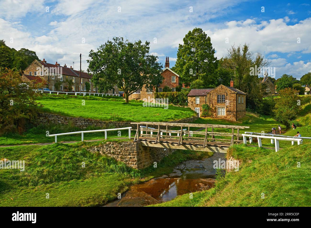 Hutton le Hole est un village pittoresque dans le parc national du North Yorkshire, avec le Fairy Call Beck qui traverse le centre de celui-ci. Banque D'Images